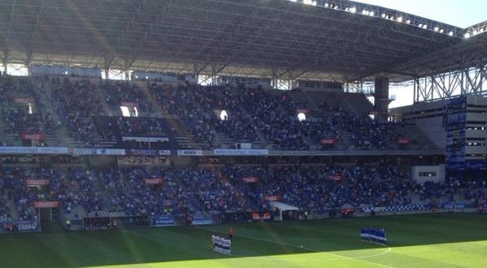 Los jugadores del Oviedo y el Albacete guardan un minuto de silencio antes del inicio del encuentro. Twitter