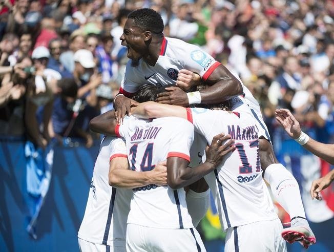 Los jugadores del PSG celebran el gol de Cavani al Lyon (GRAHAM HUGHES - AP)