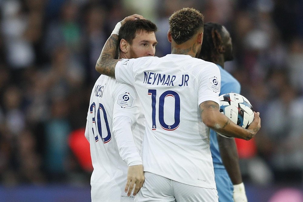 Neymar e Messi celebram gol contra o Troyes na Ligue 1.EFE