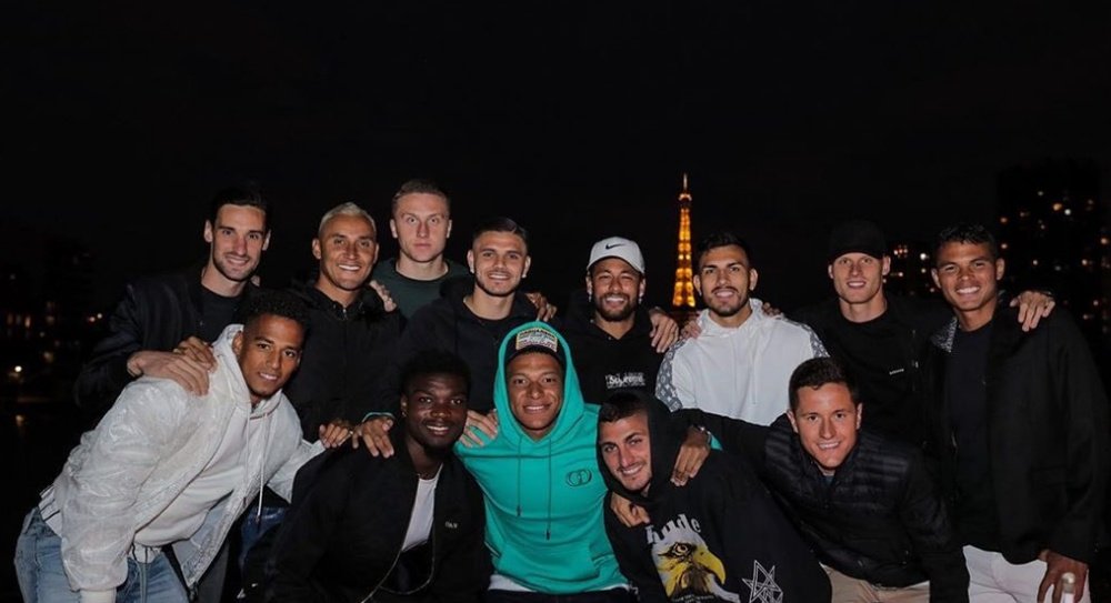 El PSG celebró el Día de Francia en la Torre Eiffel. Twitter/Neymarjr