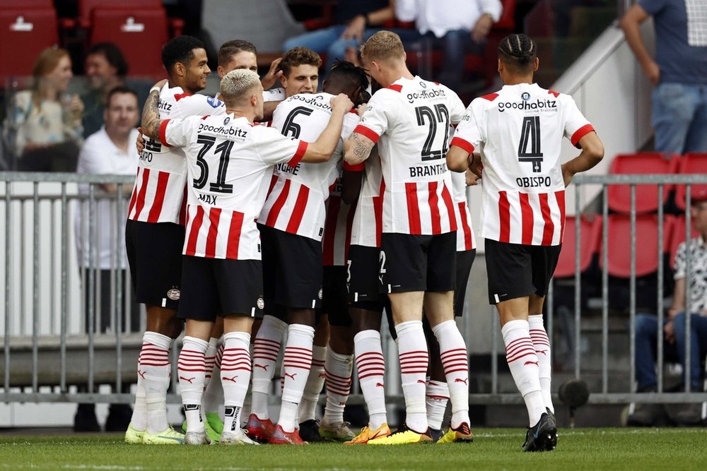 Los jugadores del PSV, que visita el Sánchez-Pizjuán la próxima semana, celebran un gol contra el Volendam en la jornada 3 de la Eredivisie. EFE