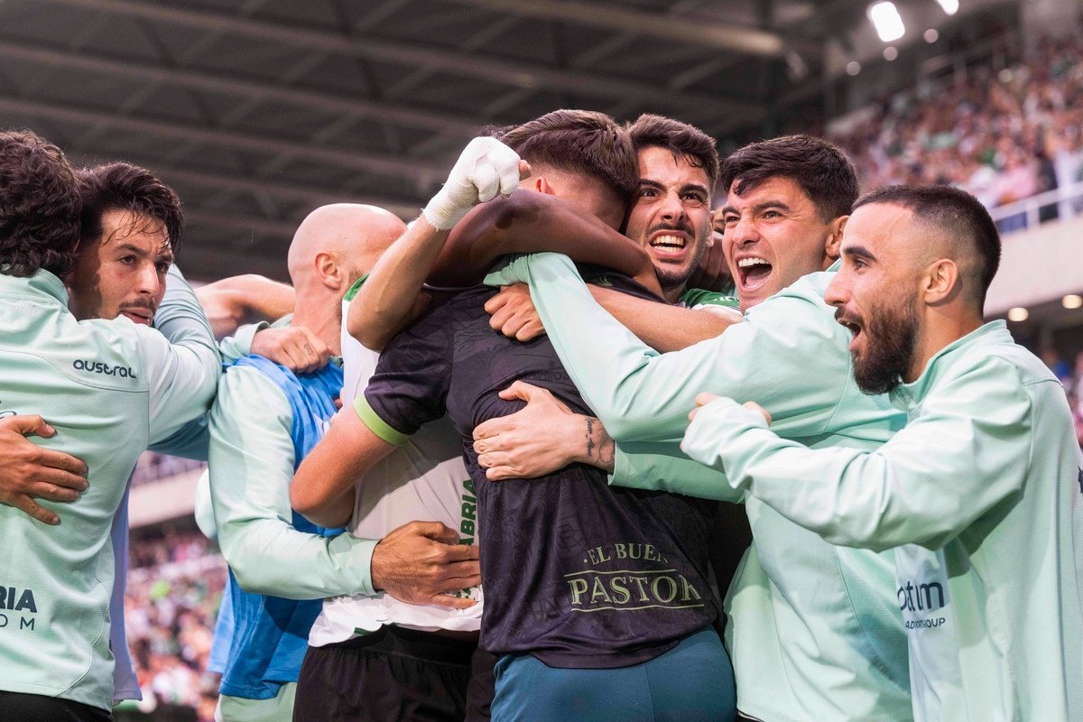 Róber González busca el ascenso con el Racing. EFE