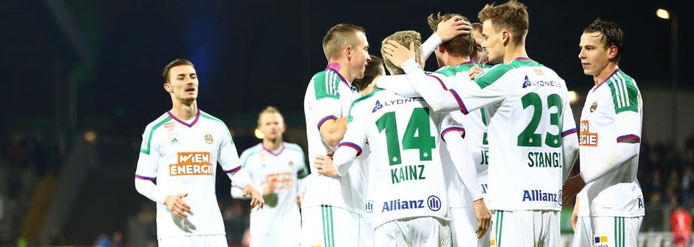 Los jugadores del Rapid de Viena celebran uno de los seis goles marcados al Mattersburg. SKRapid