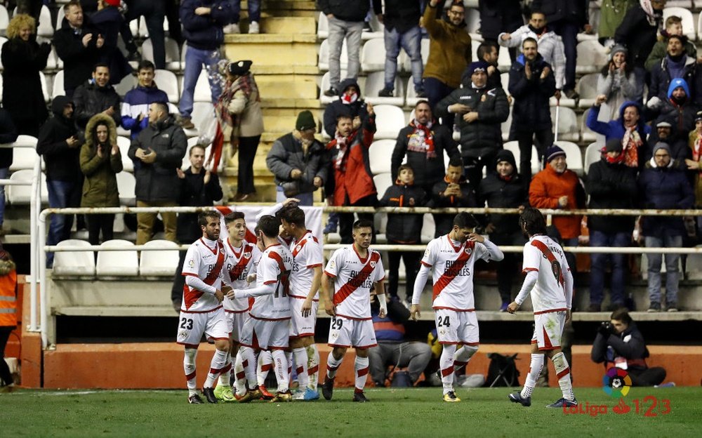 Los jugadores del Rayo Vallecano celebran el gol de la victoria ante el Granada. LaLiga