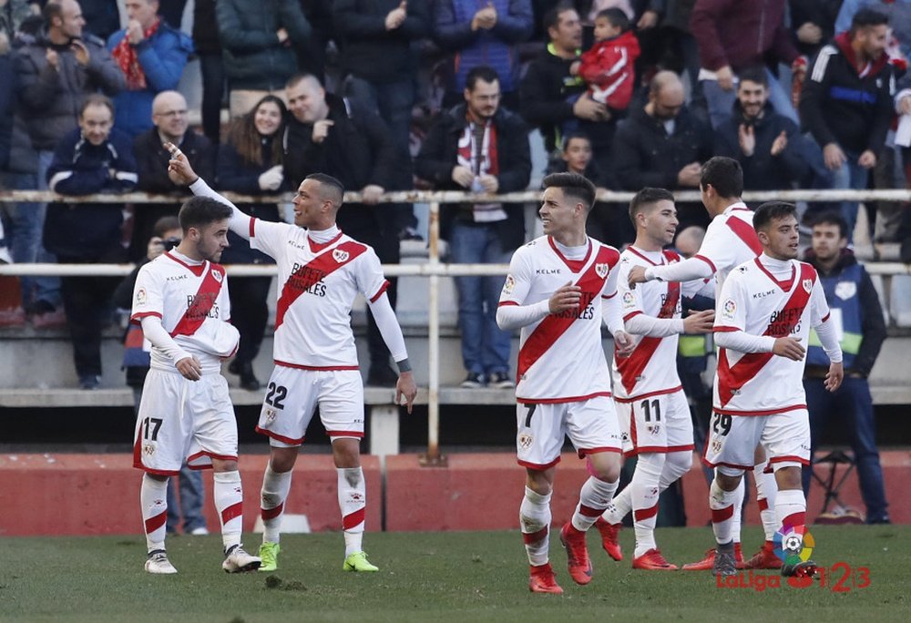 Los jugadores del Rayo Vallecano celebran el tanto de Raúl De Tomás ante el Huesca. LaLiga