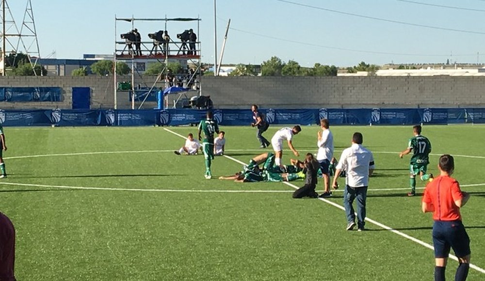 Los jugadores del Real Madrid consuelan a los del Palmeiras, tras caer en la tanda de penaltis ante los blancos. BoaInformaçao