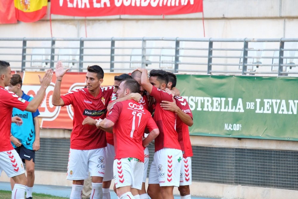 Los jugadores del Real Murcia celebran uno de los dos goles de Borja al Granada B en la séptima jornada del Grupo IV de la Segunda B 2016-17. RealMurcia