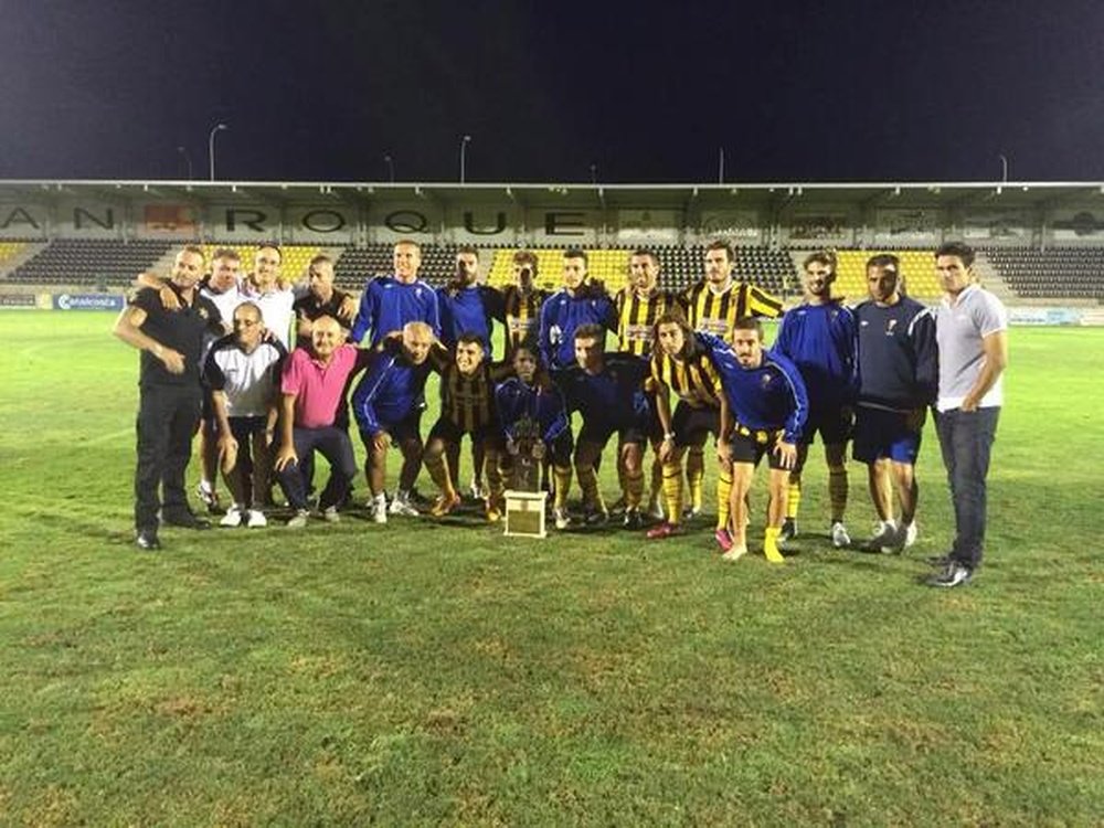 Los jugadores del San Roque de Lepe posan con el trofeo. Twitter