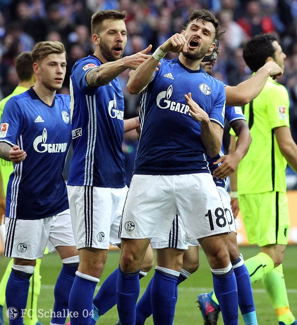 Los jugadores del Schalke celebran un gol ante el Augsburgo. S04