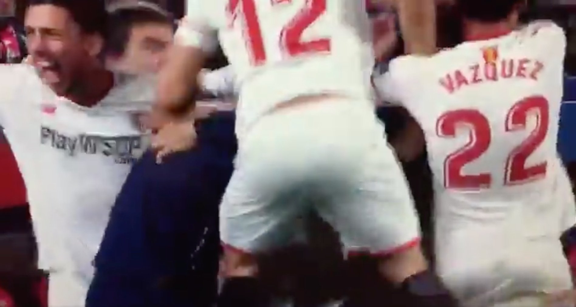 El emotivo abrazo de los jugadores del Sevilla a Berizzo