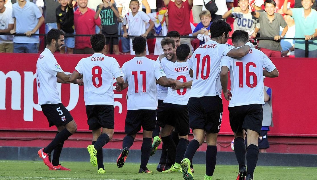 Los jugadores del Sevilla Atlético celebran uno de los dos goles anotados ante el Huesca. SevillaFC