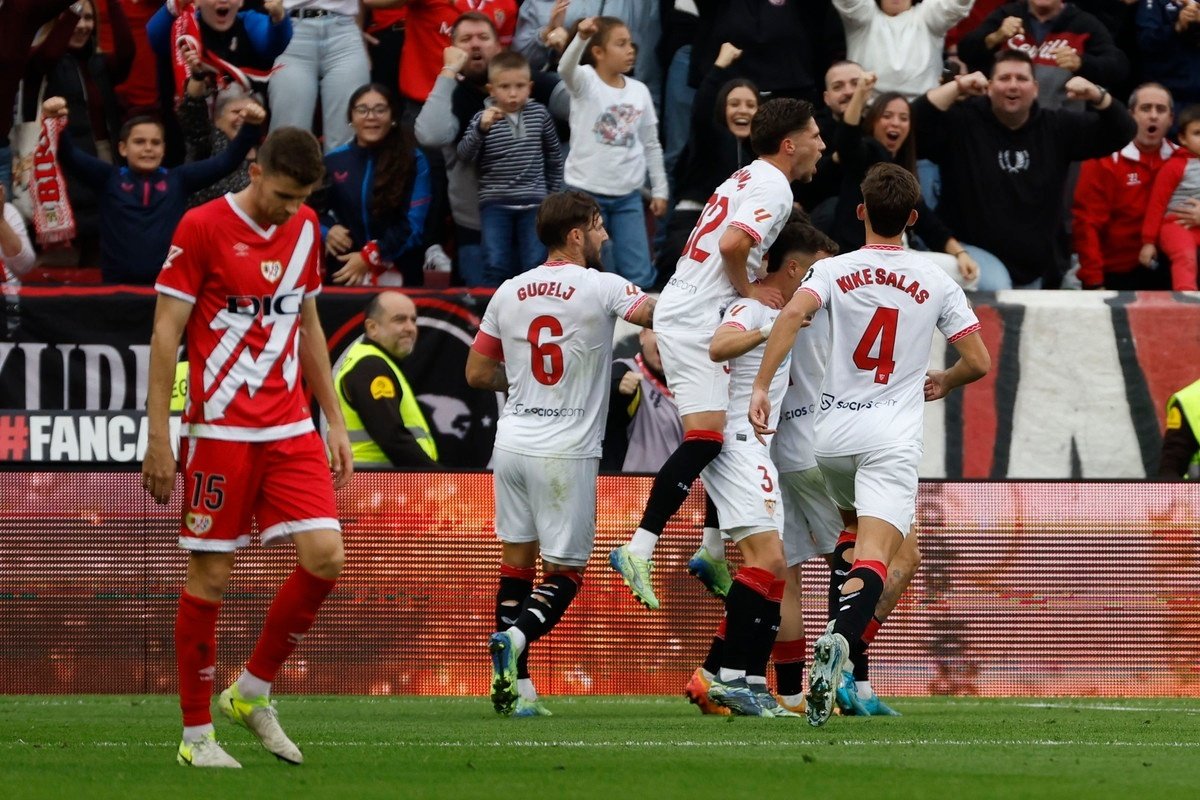 El Rayo se quedó con uno menos antes del descanso. EFE