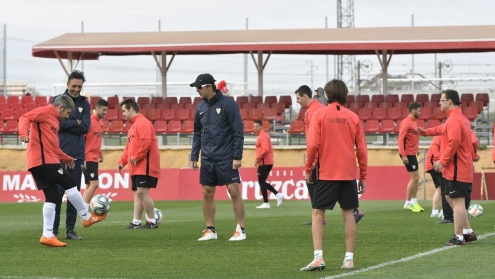 El Sevilla entrenó junto al equipo Genuine. EFE