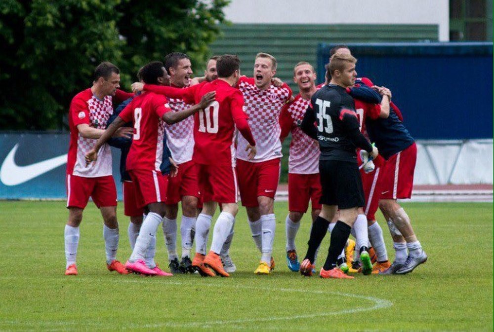 Los jugadores del Spartaks Jürmala celebraron su primer título liguero. FKSpartaks