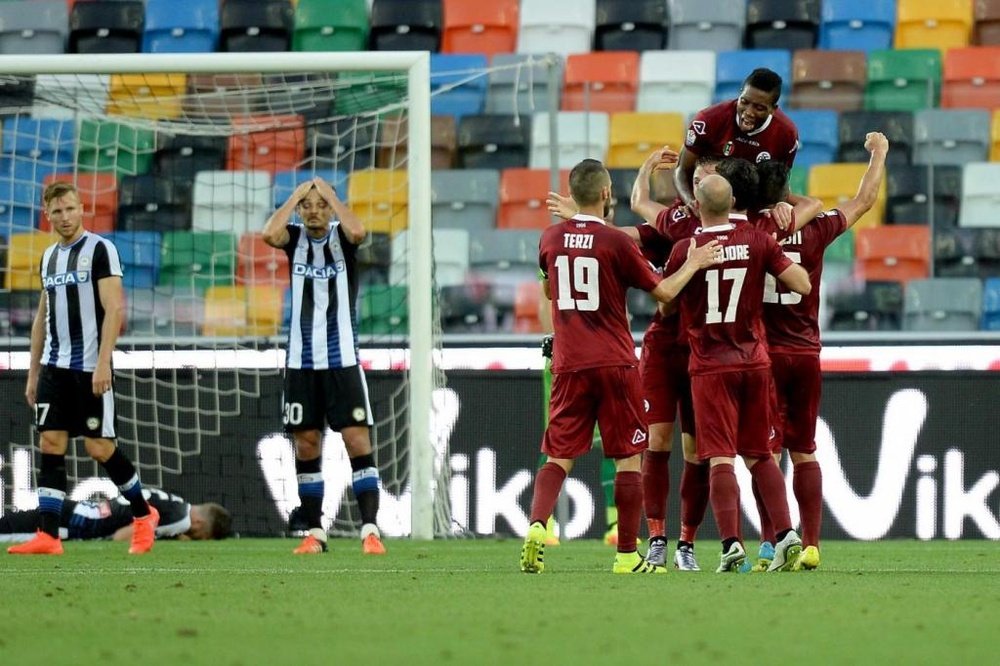 Los jugadores del Spezia italiano festejan la victoria sobre el Udinese en la Coppa. ACSpezia