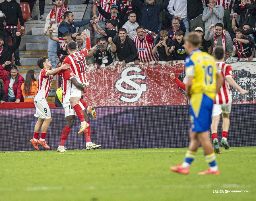 El Sporting se hace fuerte en casa y le da la 'estocada' al Cádiz