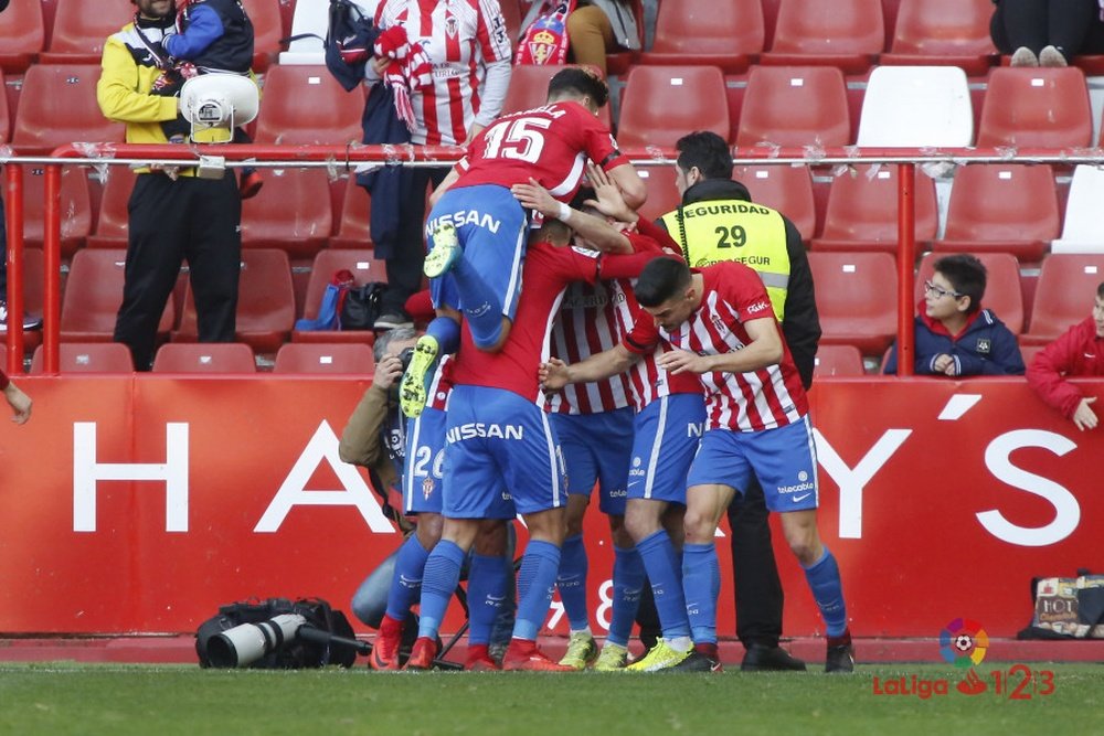 Los jugadores del Sporting de Gijón celebran un tanto ante el Gimnàstic de Tarragona. LaLiga