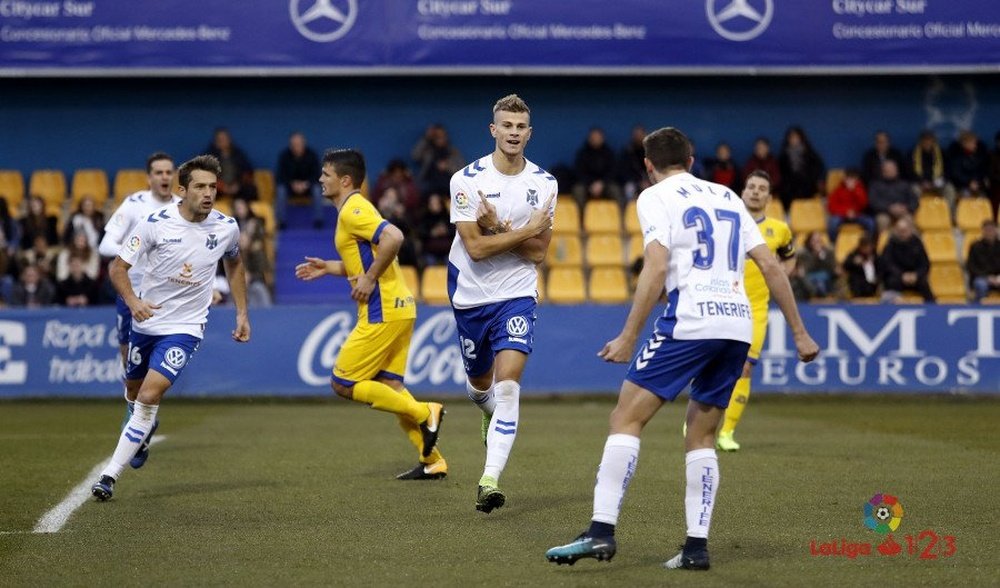 Los jugadores del Tenerife celebran el primer gol ante el Alcorcón. LaLiga
