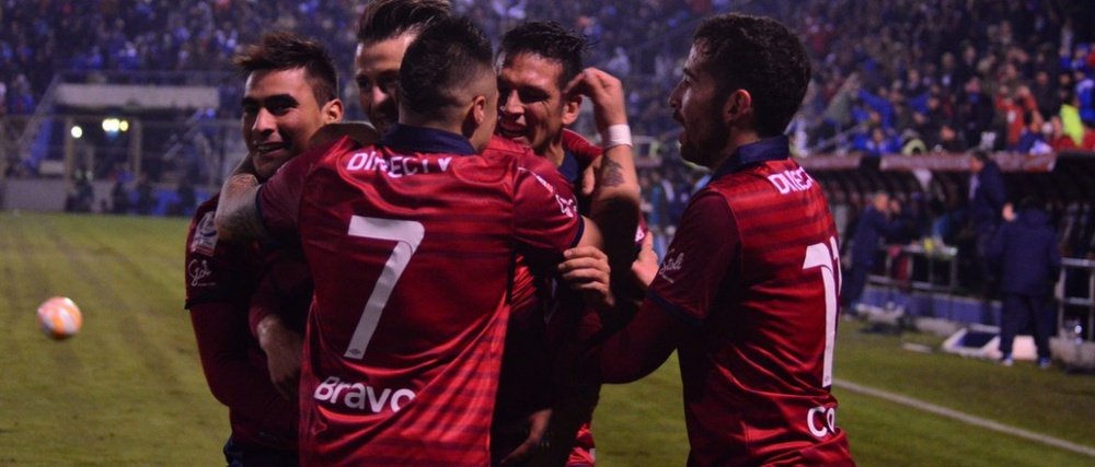 Los jugadores del Universidad Católica celebran el segundo tanto anotado a Danubio en la vuelta de 1/32 de la Copa Sudamericana. Cruzados