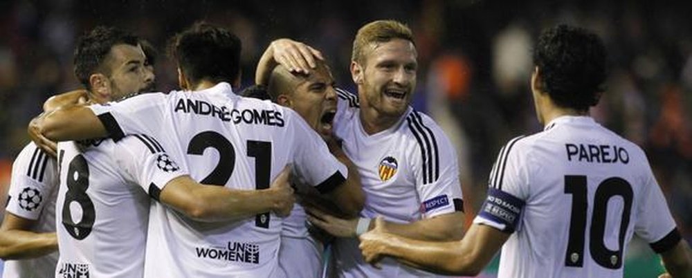 Los jugadores del Valencia celebran un gol ante el Gent en Champions. Twitter