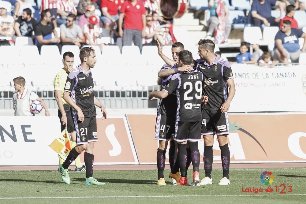 Los jugadores del Valladolid celebran el triunfo ante el Almería. LaLiga