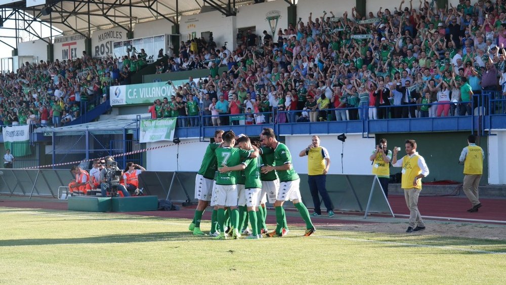 Los jugadores del Villanovense celebran un gol ante el Racing. AytoVVASerena