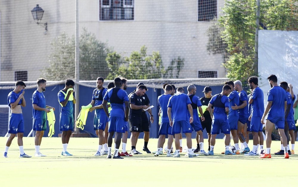 Los jugadores escuchan a Pablo Guede durante el entrenamiento del Málaga. Marilú Baez