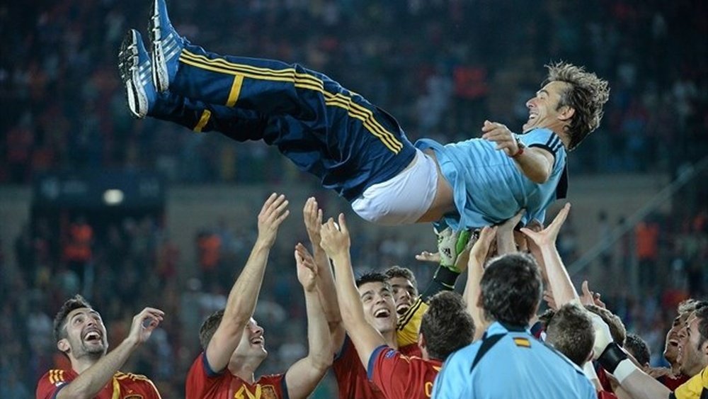 Los jugadores mantean a Lopetegui tras el triunfo. UEFA
