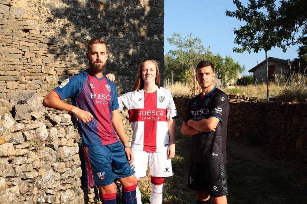 El Huesca presentó su nueva camiseta. Twitter/SDHuesca