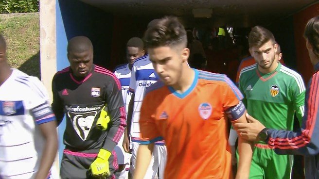 Los juveniles de Lyon y Valencia saltan al campo. UEFA