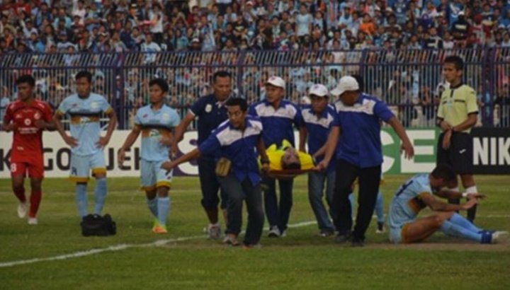Indonésia em luto por falecimento de goleiro após choque com companheiro de equipe