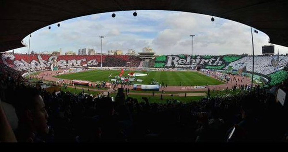 Los mosaicos de las aficiones del Rajá y el Wydad de Casablanca, en el derbi de la mayor ciudad de Marruecos. Twitter