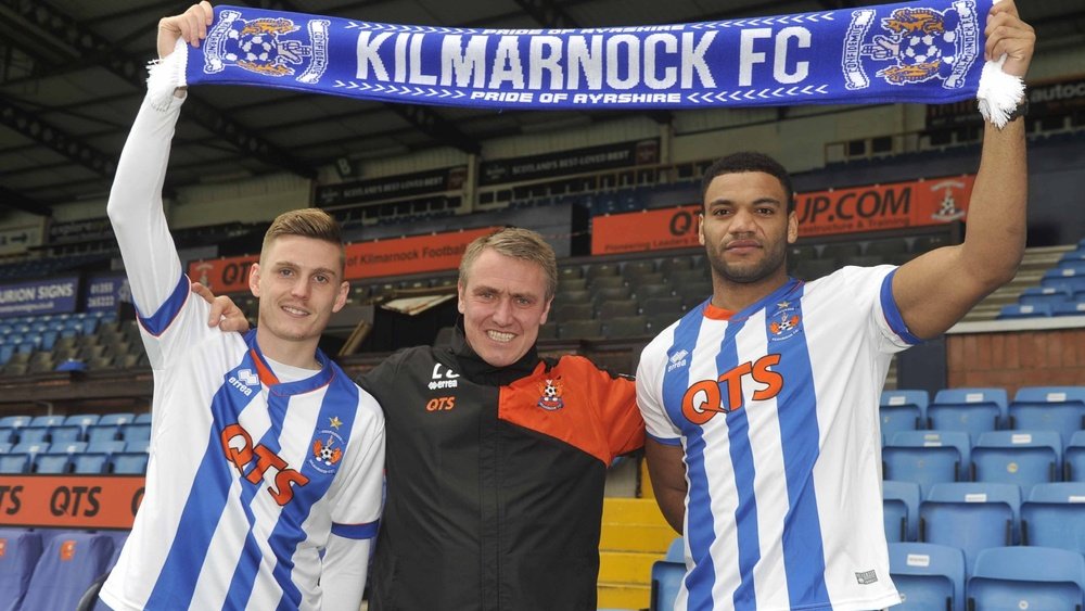 Miles Addison (d) se incorpora al Kilmarnock junto a Alex Henshall (i). KilmarnockFC