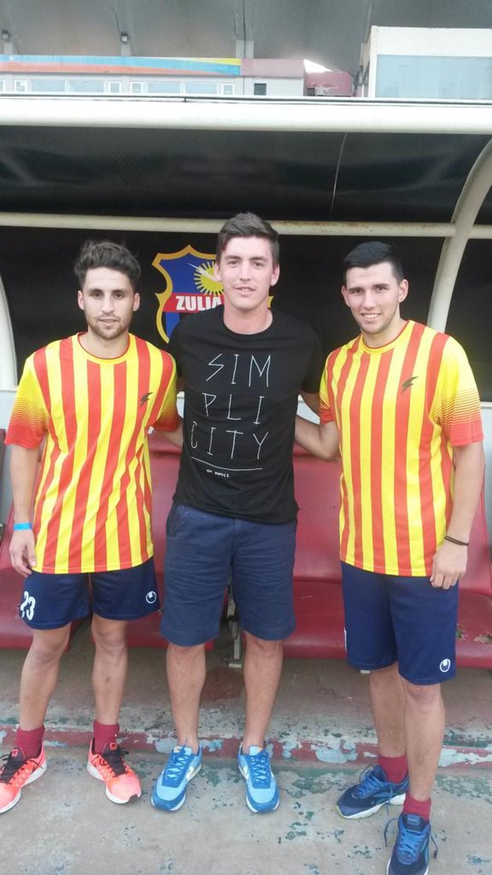 Los nuevos futbolistas del Zulia venezolano, Luciano Guaycochea (i), Kevin Genaro (c) y Sergio Unrein (d). Twitter