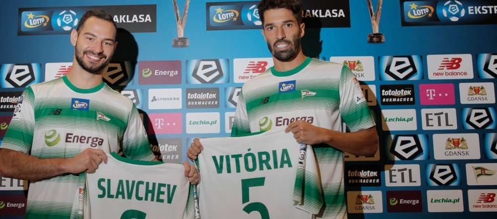 Los nuevos jugadores del Lechia de Gdansk, Simeon Slavchev y Steven Vitoria. Lechia