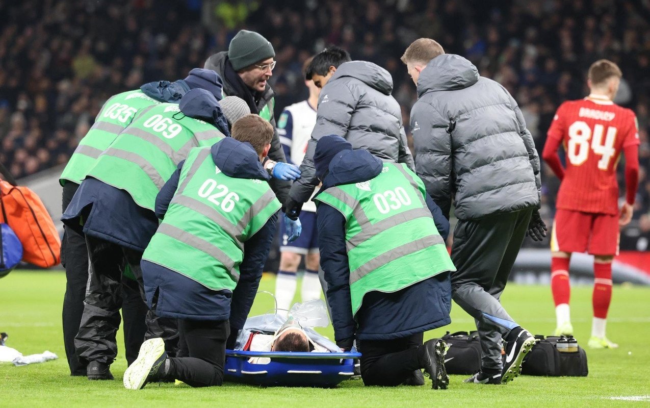 Rodrigo Bentancur protagonizou uma cena assustadora durante o confronto entre Tottenham e Liverpool pela EFL Cup. O meio-campista desabou ao tentar cabecear uma cobrança de escanteio. Até o momento, os Spurs não atualizaram o estado de saúde do jogador.