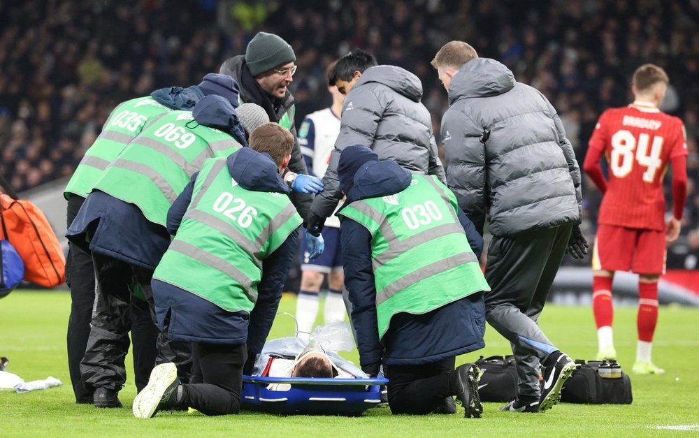 Rodrigo Bentancur was stretchered off in the match between Tottenham and Liverpool. EFE