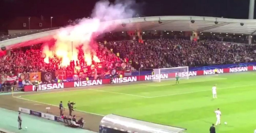 Los radicales del Spartak tiraron una bengala al árbitro en el campo del Maribor. Twitter