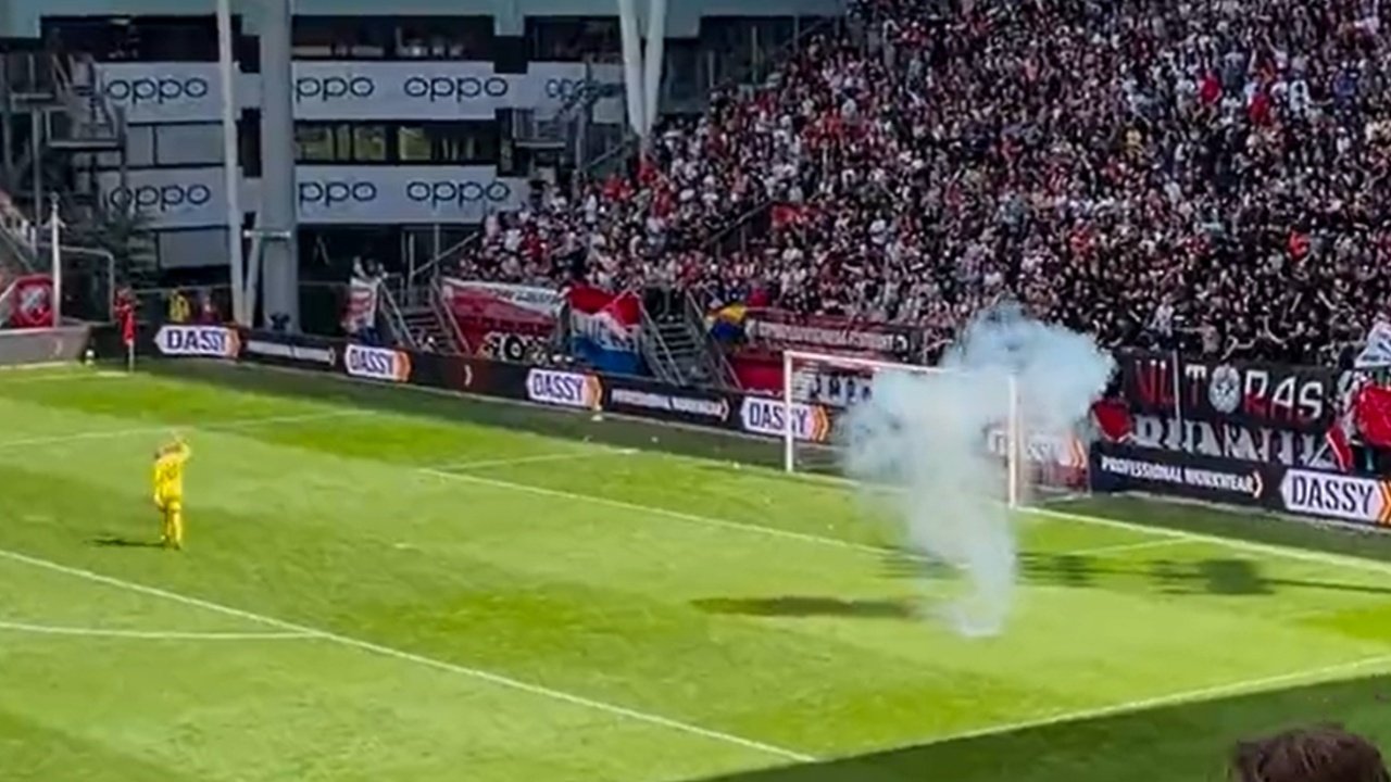 ¡Lanzan un petardo al portero del Ajax!