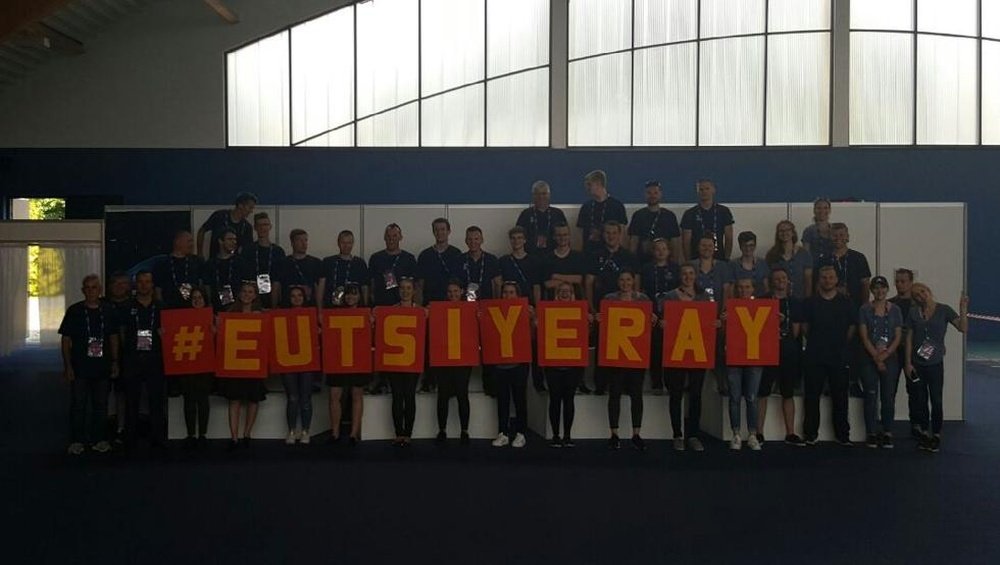 Voluntarios del estadio polaco de Bydgoszcz mandando ánimos a Yeray. UEFA.com