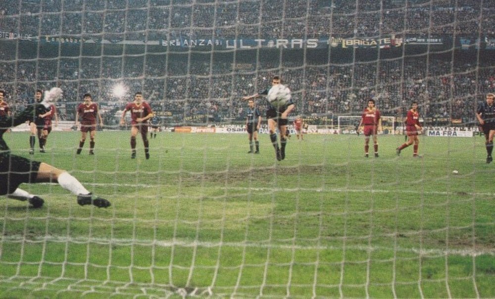 Matthäus transforma un penalti en la final de la Copa de la UEFA de 1991 entre Roma e Inter. Varios