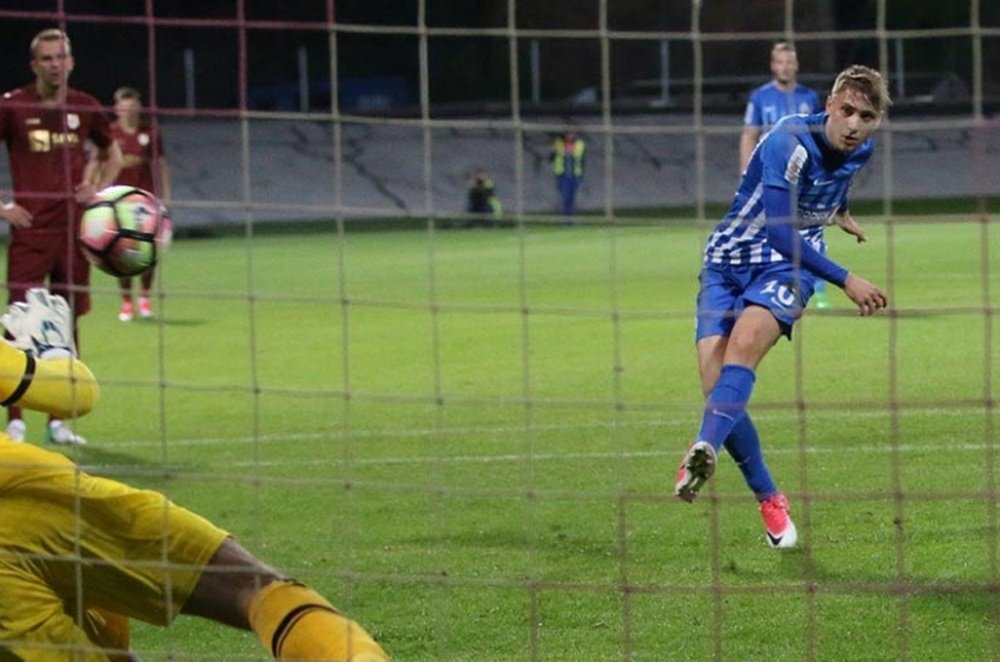 Lovro Majer lanza un penalti con la Lokomotiva Zagreb. NKLokomotiva