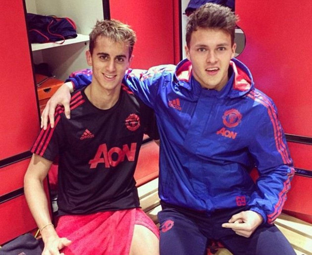 Luca Ercolani (izq) en el vestuario del Manchester United. Twitter