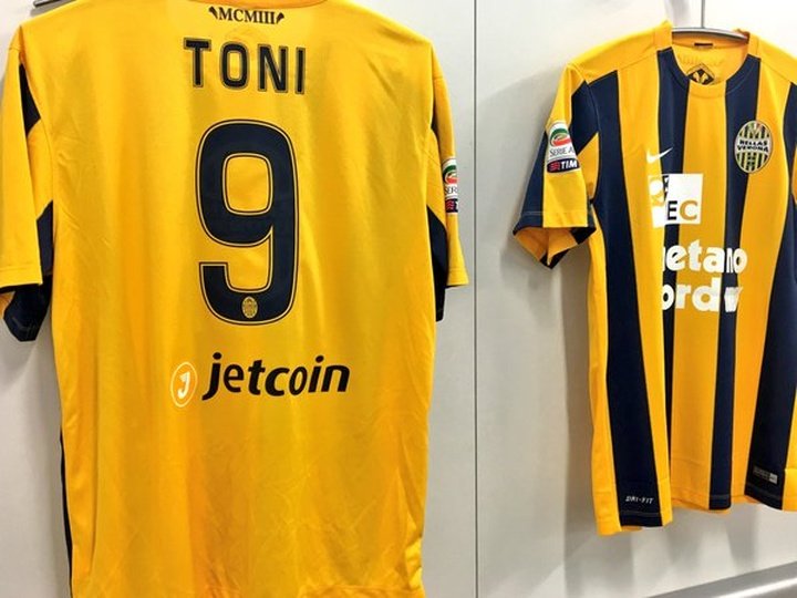 Verona striker confirms his retirement