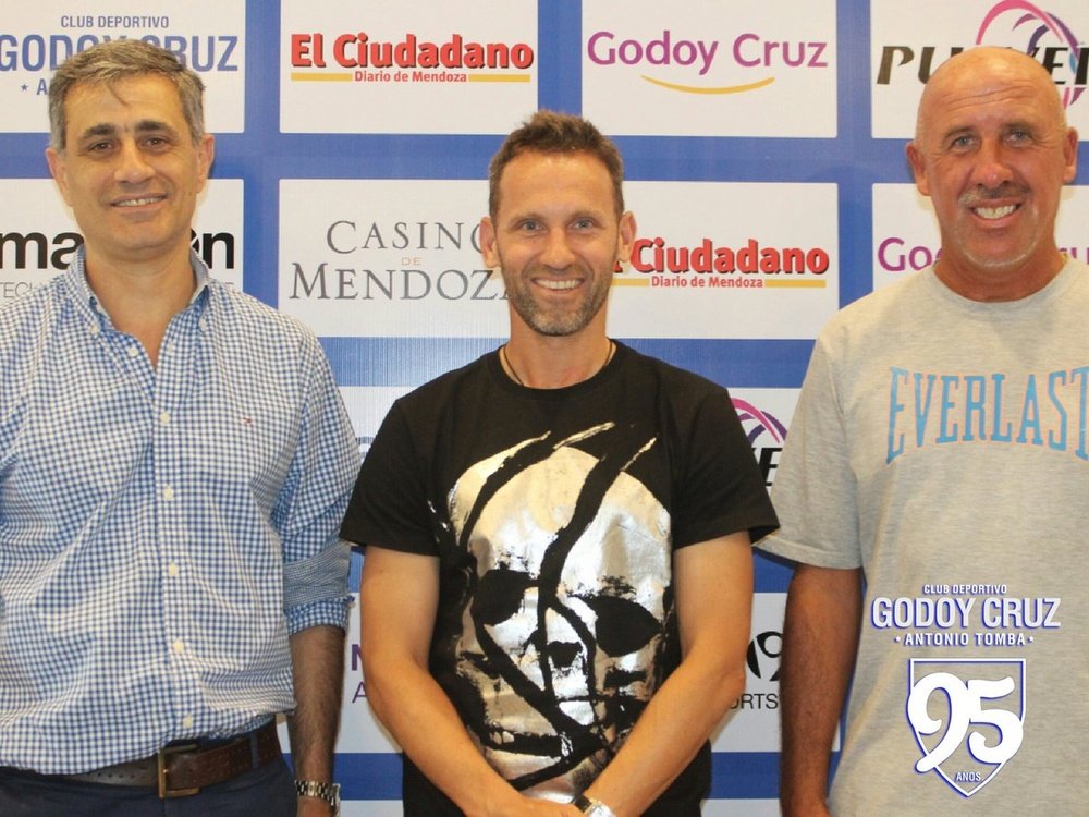 Bernardi firmó su contrato como nuevo entrenador de Godoy Cruz. ClubGodoyCruz