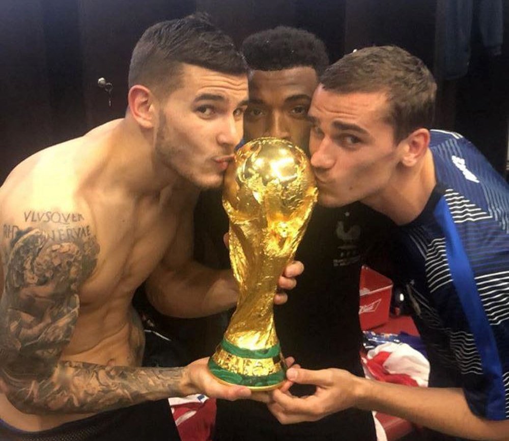 Lucas Hernández, Lemar y Griezmann besaron la Copa del Mundo. Twitter/Atleti