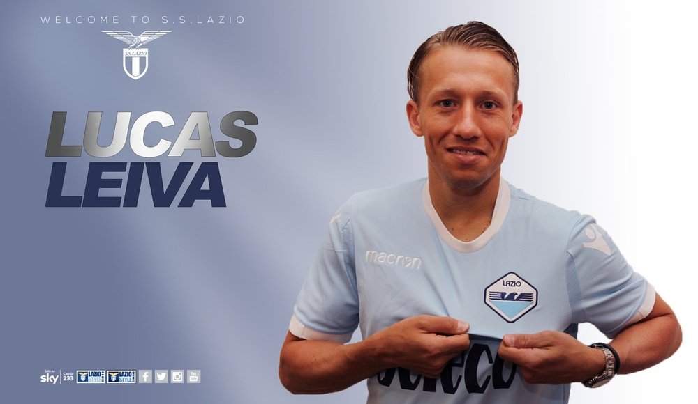 Lucas Leiva posa con la camiseta de la Lazio. SSLazio