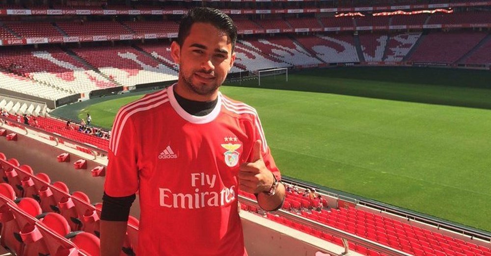 Lucas Lima Linhares, 'Luquinhas', posando con la camiseta del Benfica. SLBenfica
