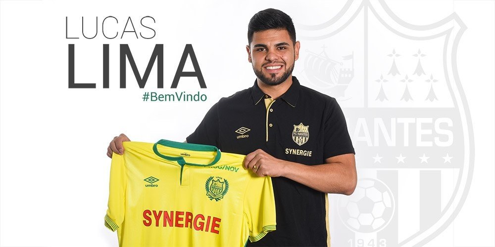 Lucas Lima posa con la camiseta del Nantes. FCNantes