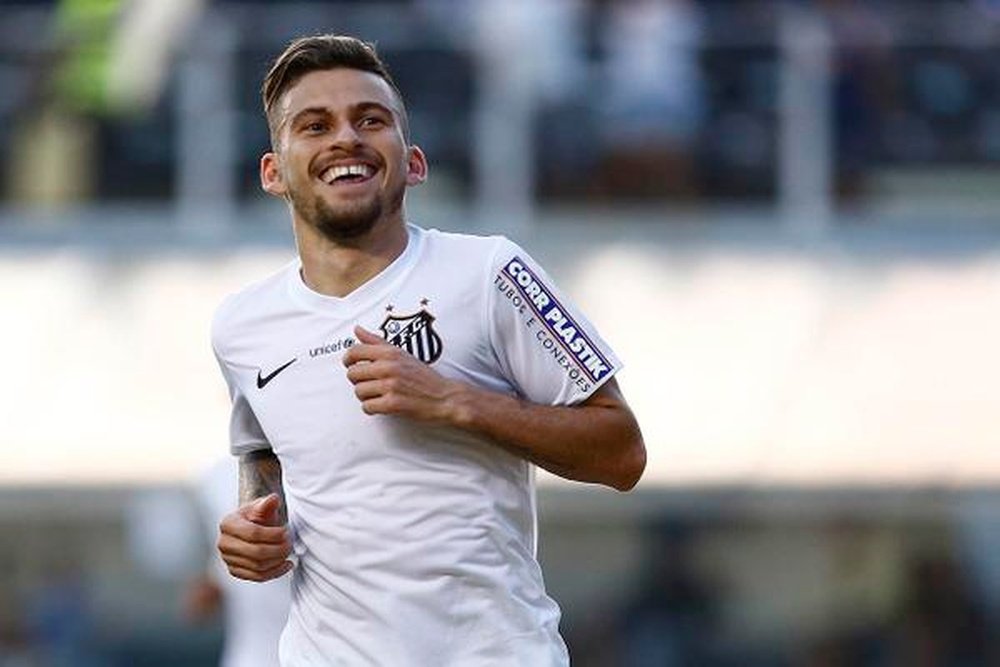Lucas Lima sonríe tras anotar un tanto con el Santos. Twitter